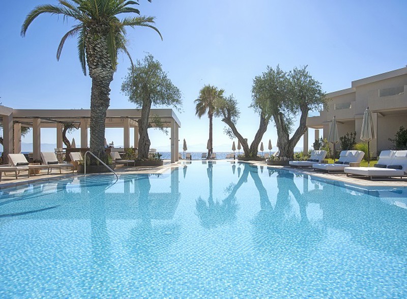Pool Bar Daylight.jpg